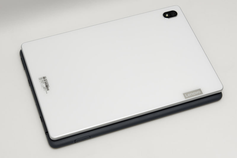 Amazon Fire HD 10 Plusより縦横サイズはコンパクト。さらに0.9mm薄い