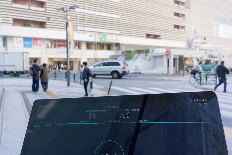 新宿駅東側で計測。5G接続時は500Mbpsを超えた
