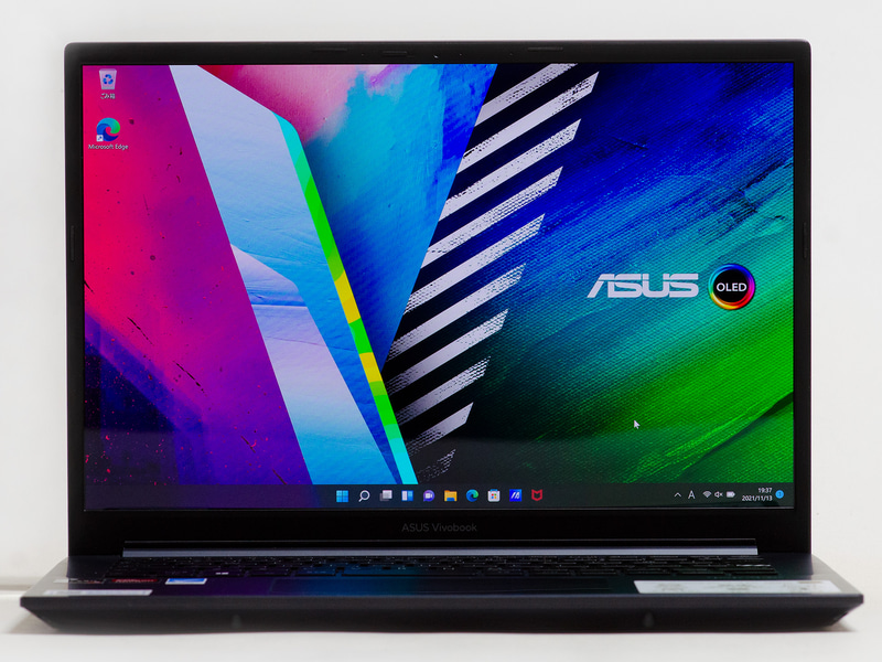 前面。パネル中央上にWebカメラ。写真からは分かりにくいが左横にシャッターがある。上左右の縁はかなり狭い(画面占有率83%)