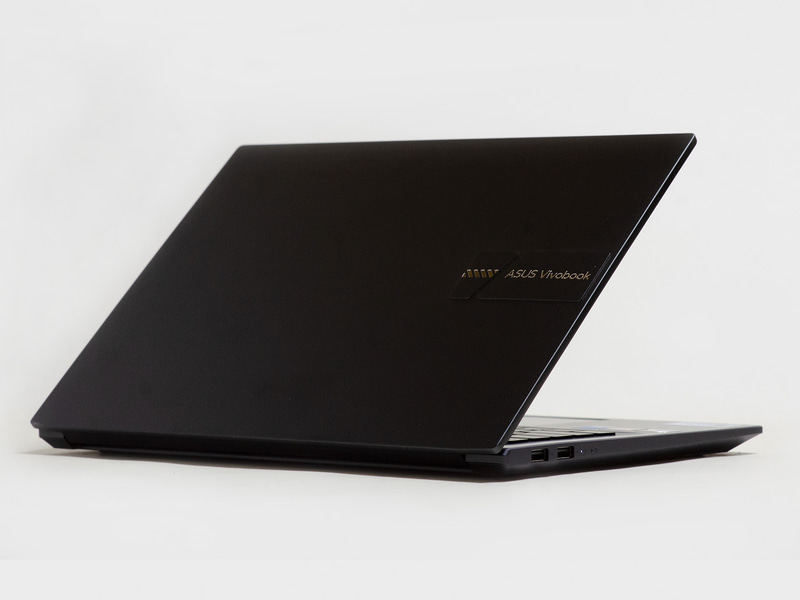 斜め後ろから。クワイエットブルー。ロゴの部分が少し出っ張っている。数本の斜めラインが本シリーズのアイコンなのだろうか。キーボードのEnterキーにもある