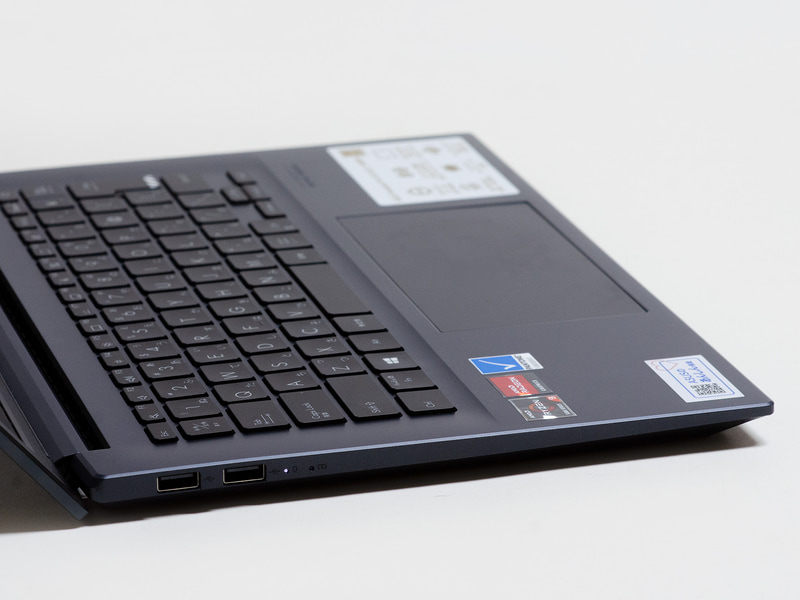 左側面。USB 2.0×2。パネルの傾きはこれが最大