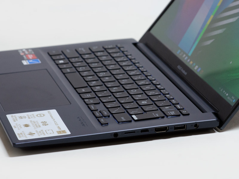 右側面。電源入力、USB 3.0、USB 3.0 Type-C、microSDカードスロット、音声入出力