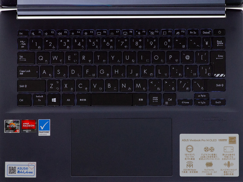 キーボードはテンキーなしの84キーでアイソレーションタイプ。Enterキーの周囲が少し窮屈か。タッチパッドは物理的なボタンがない1枚プレート式