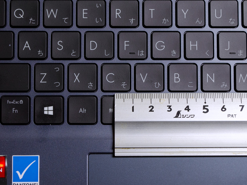 キーピッチは実測で約18mm。仕様上は18.7mm