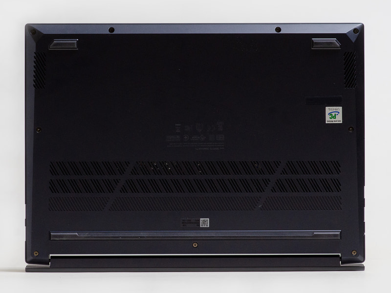 裏面。前側左右にスピーカー。手前は2つ、後方は1本バーのゴム足