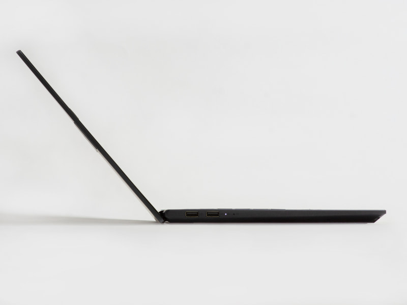 横から。デザイン的に手前に行くほど細くなっているが裏からの厚みは変わらない