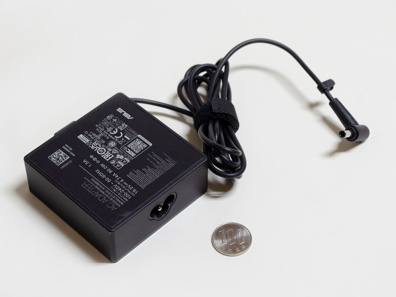 ACアダプタはサイズ約75×75×28mm、重量233g、出力19V/4.74A