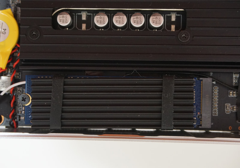 SSDには小さなヒートシンクがゴムの輪で固定されていた