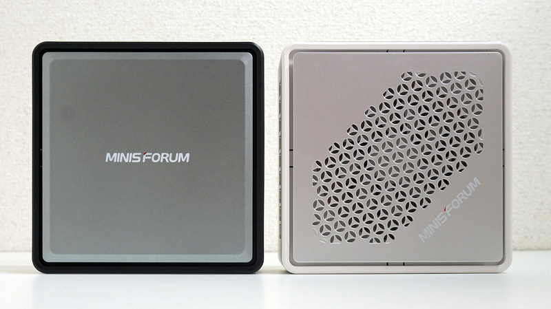 TL50(左)とHM80の天板部分。奥行きや幅は同じだ