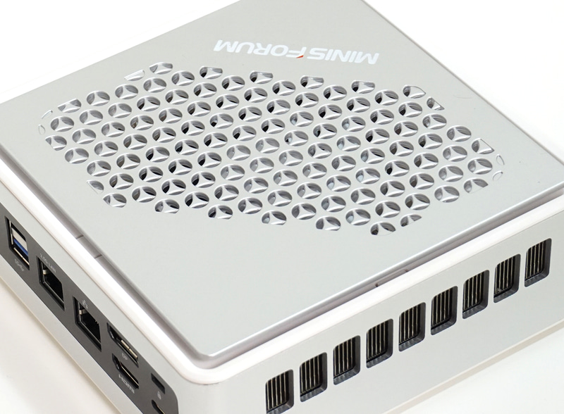 天板や側面に風通しのよいメッシュ構造を採用し、大型のCPUクーラーにしっかりと外気を供給できる