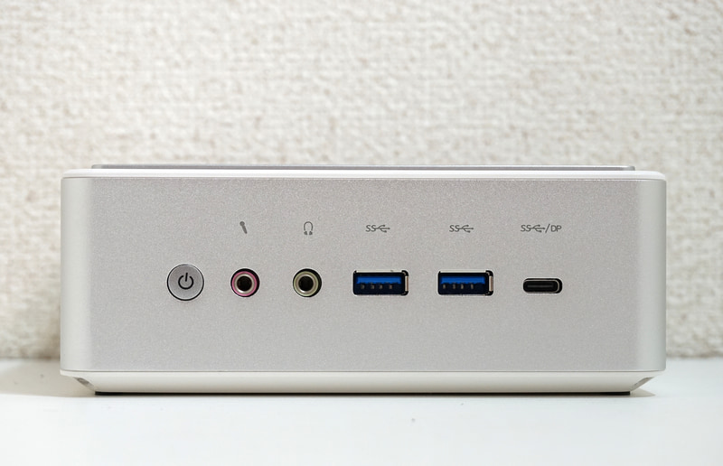 前面には電源ボタン、ヘッドフォンとマイク端子、2基のUSB 3.1(USB 3.2 Gen 2)ポート、DisplayPort Alternate対応のType-Cコネクタを装備