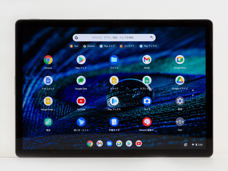 前面パネル中央上に500万画素前面カメラ。写真からは分かり辛いが左右縁上側にスピーカー用のスリット