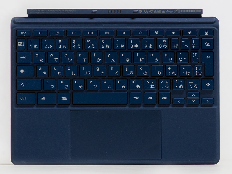 キーボードは着脱式のJIS準拠(78キー)。タッチパッドは1枚プレート式