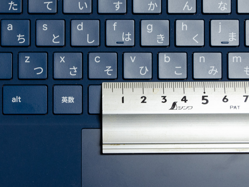 キーピッチは実測で約17mm。仕様上は約17×17mm、キーストローク:約1.3mm