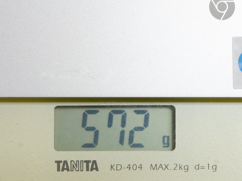 重量は実測で572g。
