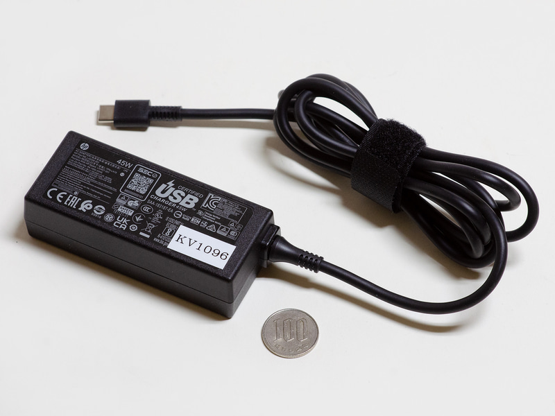 ACアダプタのサイズ約92×32×26mm(幅×奥行き×高さ)、重量168g、出力5V/3A、9V/3A、12V/3A、15V/3A(45W)