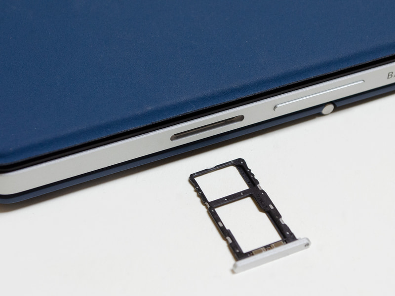 Nano SIM/MicroSDカードスロット。Snapdragon 7c搭載Chromebookの特徴とも言えるLTE対応。手前microSD、奥Nano SIM