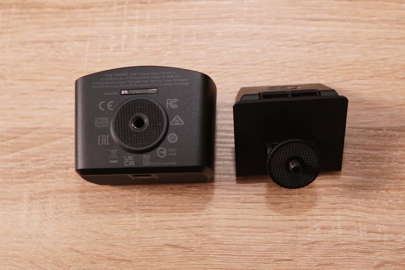 台座は取り外し可能で、外すと本体は一般的な三脚などにネジで取りつけられる