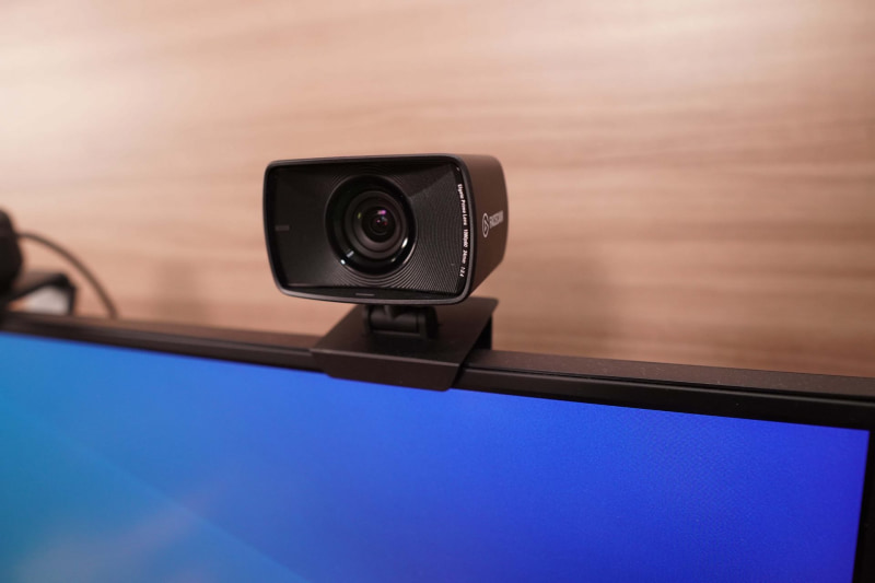 ディスプレイ上部に取りつけたところ