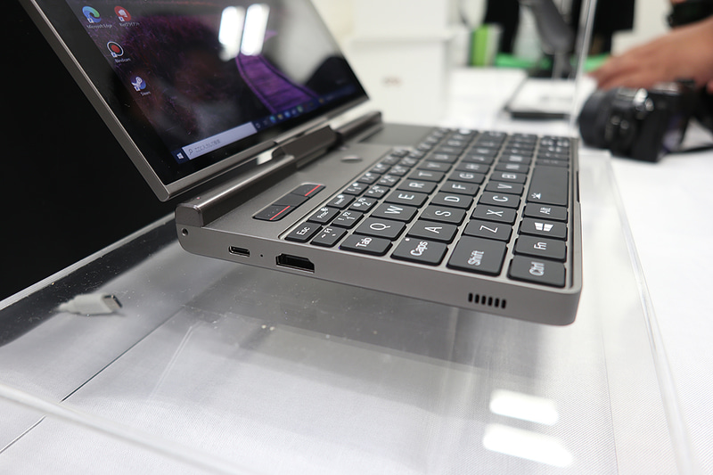 左側面はThunderbolt 4とHDMI出力。いずれもディスプレイ出力が可能だ