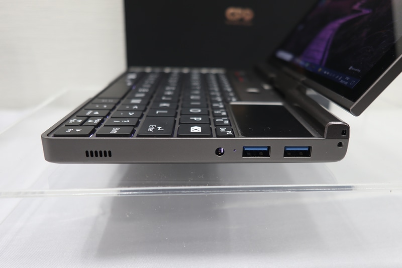 右側面にUSB 3.1を2基装備。3.5mmミニジャックも搭載