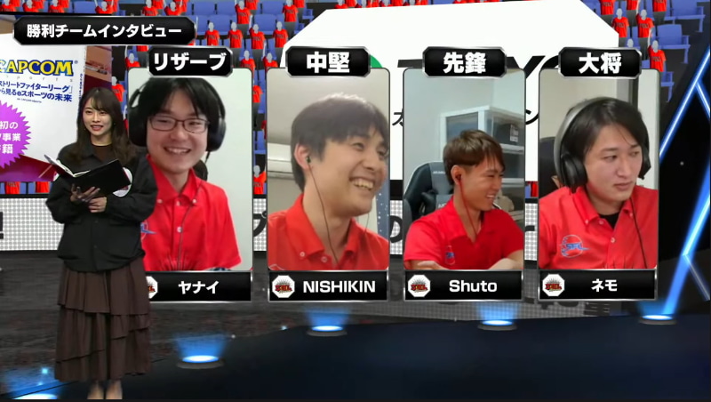 Saishunkan Sol 熊本のチームインタビューの様子。なおコマ投げとは「コマンド投げ」の略で、通常の投げ技と異なり、特定のコマンドで発動する投げ技のこと