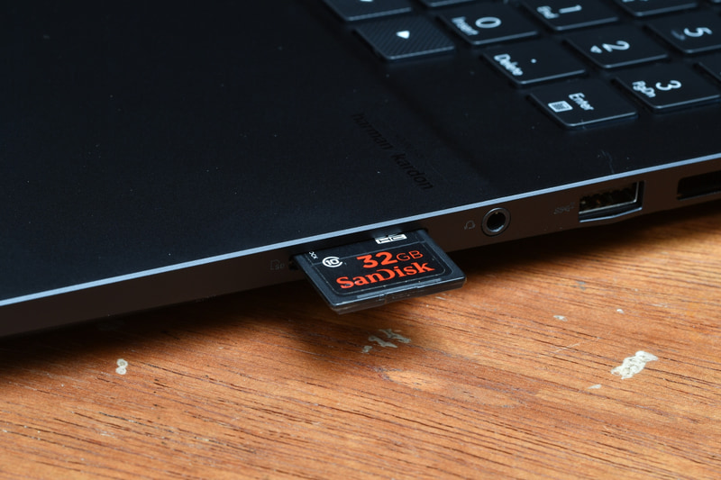 撮影の合間にデータをマシンに取り込んで、山を登っていく車の中で映像を粗編集する過酷な仕事もある。いま使っているThunderboltしかないMacBook Proに比べると、「超便利!」とのことだ