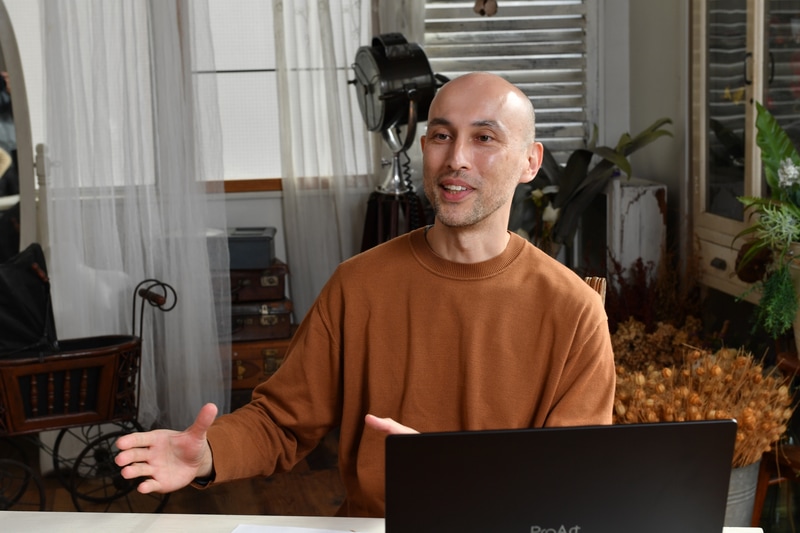 ProArt Studiobook 16 OLEDの画面だけに集中できる簡素なデザインを気に入ったと語る小林氏
