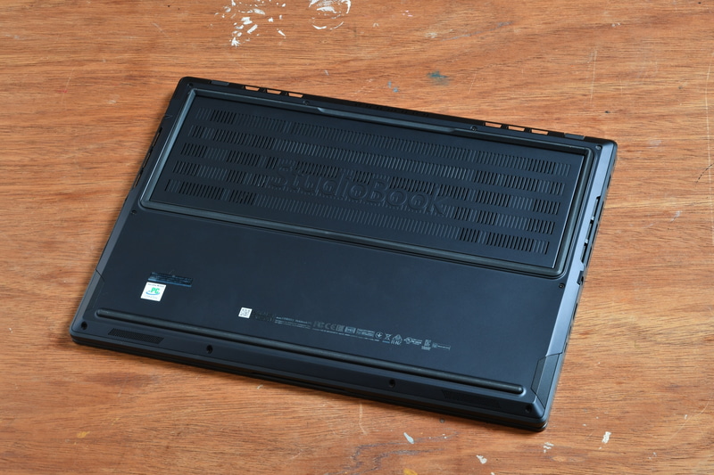 底面放熱口をグルリと囲む四角形のゴム足が特徴的