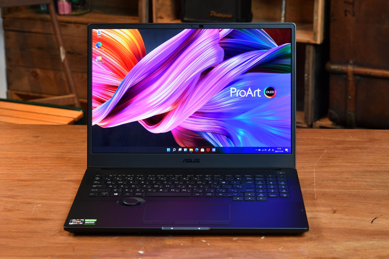 ディスプレイは16インチWQUXGA 有機EL(3,840×2,400ドット、16:10、光沢、最大輝度550cd/平方m、DCI-P3カバー率100%、コントラスト比100万:1、応答速度0.2ms、HDR対応、Delta-E<2)を採用