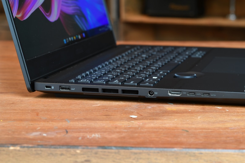 左側面にはセキュリティロックスロット、USB 3.2 Gen 2 Type-A(10Gbps)、電源端子、HDMI 2.1、USB 3.2 Gen2 Type-C(10Gbps)×2を配置