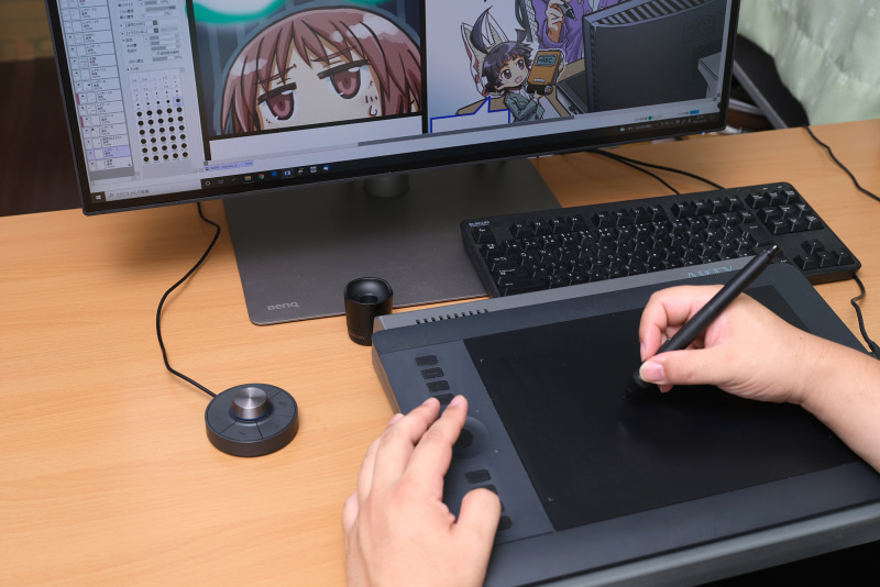 キーボード、マウスに加えてペンタブレットなども併用するユーザーはなにかと机の上が煩雑になりがち。PD2725Uは安定感を確保しつつ作業スペースのジャマにならないよう、薄くて面積の広い台座になっているところからして“分かっている”感がある