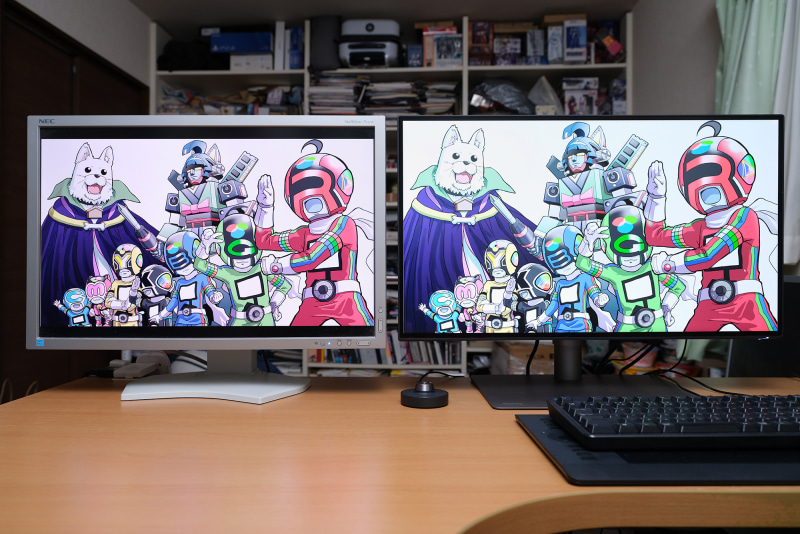 普段使っている24型液晶(左)とRD2725U(右)。この24型液晶は16:10のタイプのため、縦幅はほぼ同じだが、横幅は一回り大きいのが分かる。明らかに作業スペースが広くなったのに思ったほど違和感がなくて不思議、とざら氏