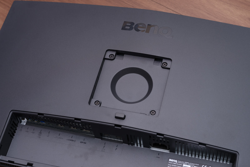 スタンドの組み立てにドライバーなどは不要。本体固定部ははめ込むだけで、底面のネジはコイン1枚あれば締め込める。本体固定部は100×100mmのVESAマウントにも対応しているので、ざらさんの作業机ならアームマウントを使用するのもよさそうだ