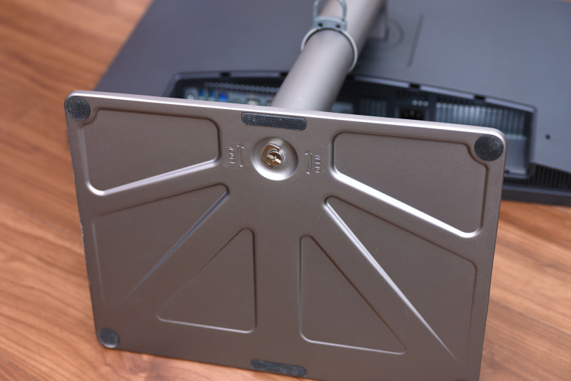 スタンドの組み立てにドライバーなどは不要。本体固定部ははめ込むだけで、底面のネジはコイン1枚あれば締め込める。本体固定部は100×100mmのVESAマウントにも対応しているので、ざらさんの作業机ならアームマウントを使用するのもよさそうだ