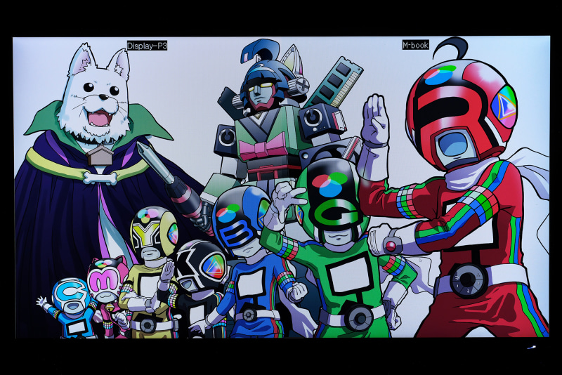 Display P3モード（左）とM-bookモード（右）をデュアルビューで並べてみたが、写真ではほとんど違いが分からない。肉眼ではM-bookモードの方がほんのわずかにコントラストが高いことが分かる