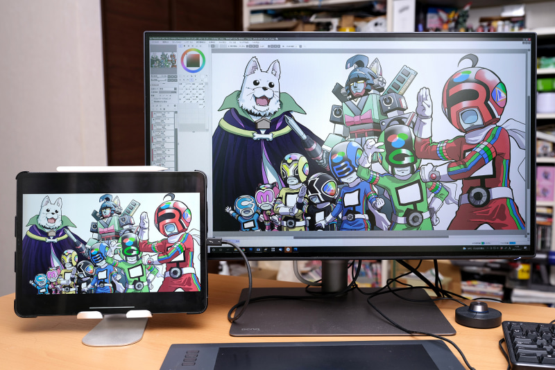 iPad Pro 12.9インチ(True Toneオフ)と、M-bookモードのPD2725Uに同じイラストデータを表示。完全に同じではないものの、近い色合いと言ってよいだろう