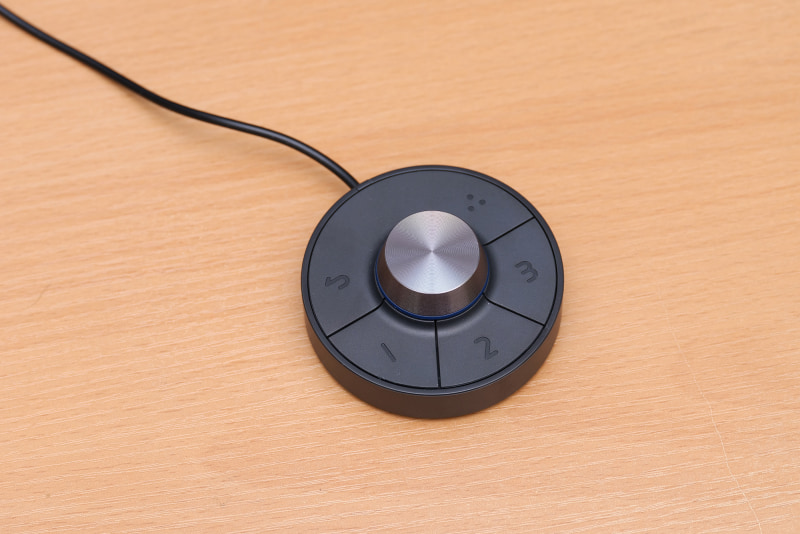 3つのコントローラーキーとダイヤルキーを備えた「Hotkey Puck G2」。右上のローテーションキーも含め、ユーザー次第でさまざまなカスタムバリエーションが考えられる。OSDメニューはこの押しボタンになっているダイヤルと左上の“戻る”キーだけでも操作可能だ