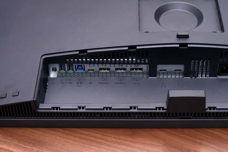 ディスプレイ入力にはHDMI 2.0×2、DisplayPort 1.4×1に加え、2つのThunderbolt 3ポート(USB Type-C)も使用可能。Thunderbolt 3は2つ備えており、1つは65W給電、もう1つは15W給電に対応する。また、USB Type-BのアップリンクポートをPCと接続すれば、USB Type-AポートをUSB HUBとして使用可能だ。2.5W×2スピーカーやヘッドホン出力も内蔵しているので、ディスプレイ周りがスッキリすること間違いなし