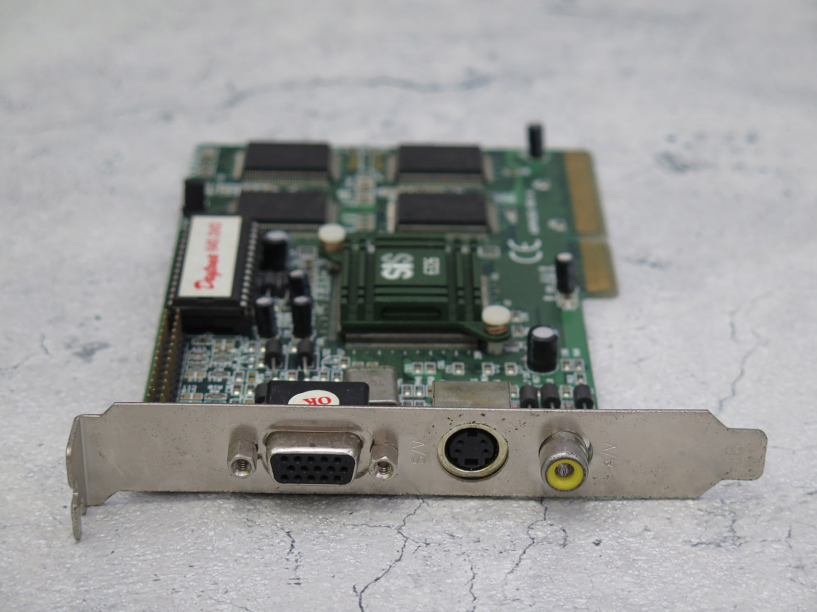 ミニD-Sub15ピンのほかにTV出力も。大画面でDVDを楽しみたいユーザー向けだった