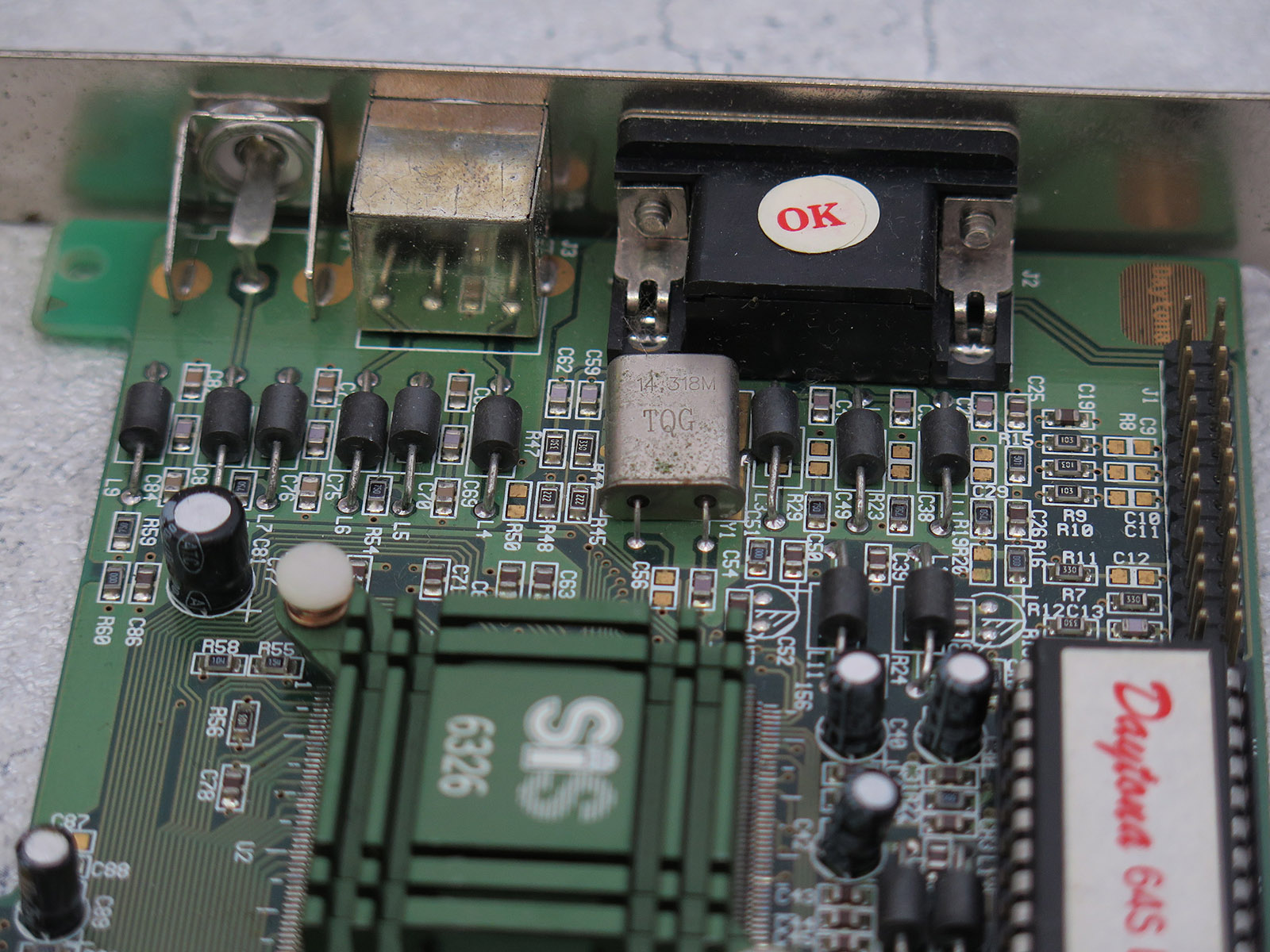 映像出力部は高周波回路用のフィルタと思われるコンデンサやインダクタが実装されている