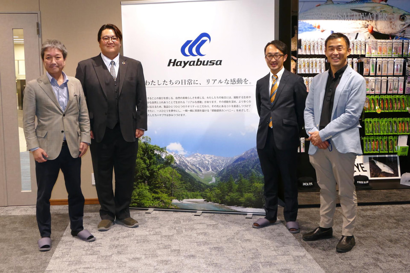 左からオートストア システム株式会社 社長 鴨弘司氏、株式会社ハヤブサ 常務取締役 歯朶哲也氏、株式会社オカムラ 物流システム事業本部マーケティング部シニアコンサルタント 飯寺亮介氏、オートストア システム マネージャー阪井克来氏