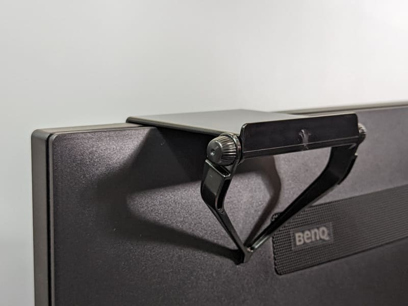 完成。ディスプレイ背面の微妙な凹凸にも対応できる