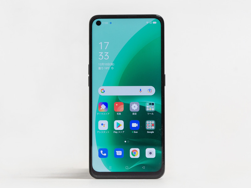 画面左上にパンチホール式の前面カメラ。画面占有率90%。フチもそれなりに狭い