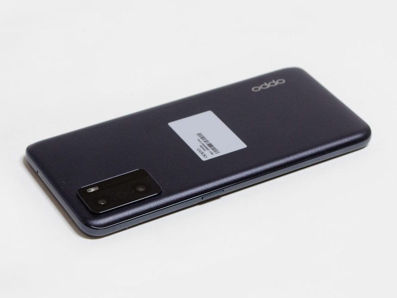 右側面に電源ボタン。上側面は何もない