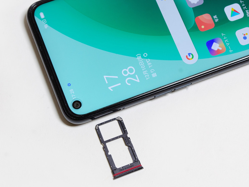 奥がSIM1、手前がSIM2/microSDカード。防塵防水用のパッキンが見える