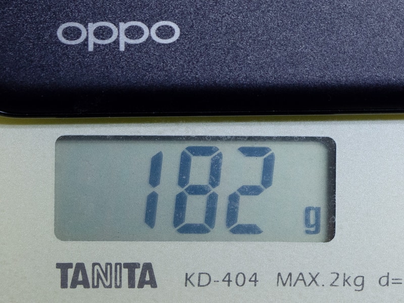実測で182g(仕様より少し重いのは保護フィルム装着済みのため)