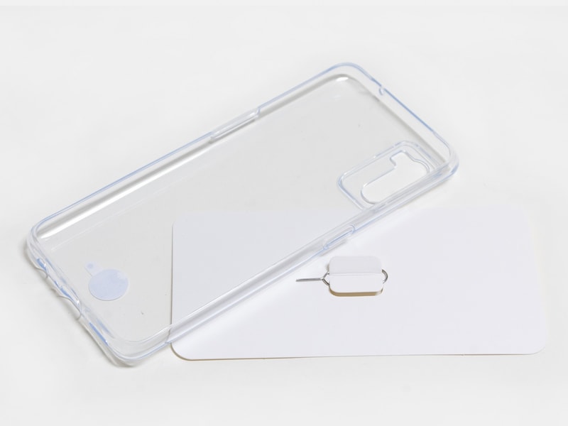 透明ケースとイジェクトピンのみ。ACアダプタやUSBケーブルはない