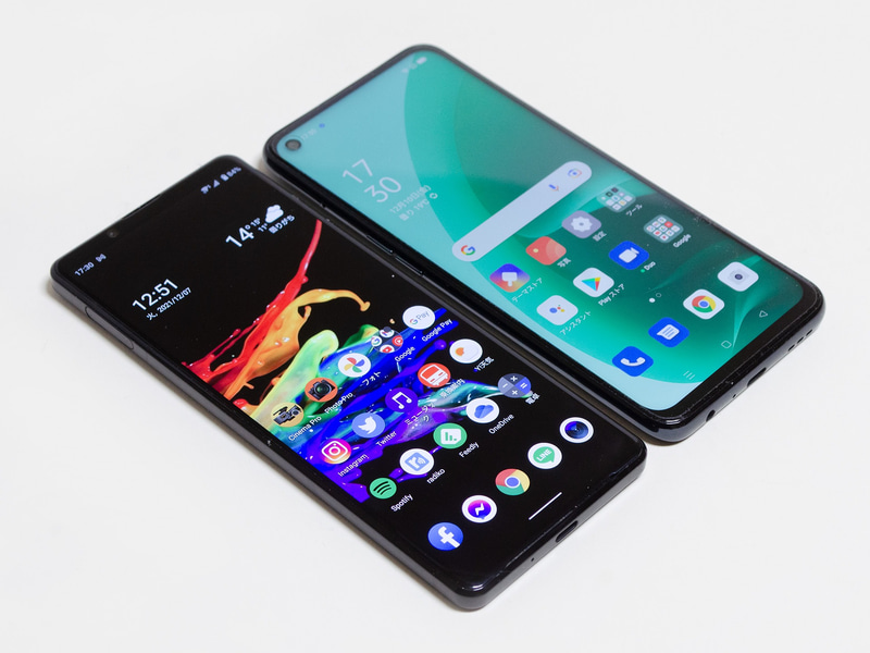 Xperia 1 II(約72×7.9×166mm/181g)との比較。フットプリントは一回りXperia 1 IIより大きい。高さは(カメラの出っ張りを除く)ほぼ同じ
