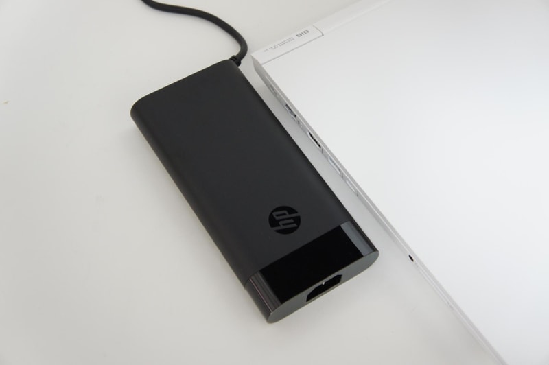 ACアダプタは200W出力でサイズは大きい